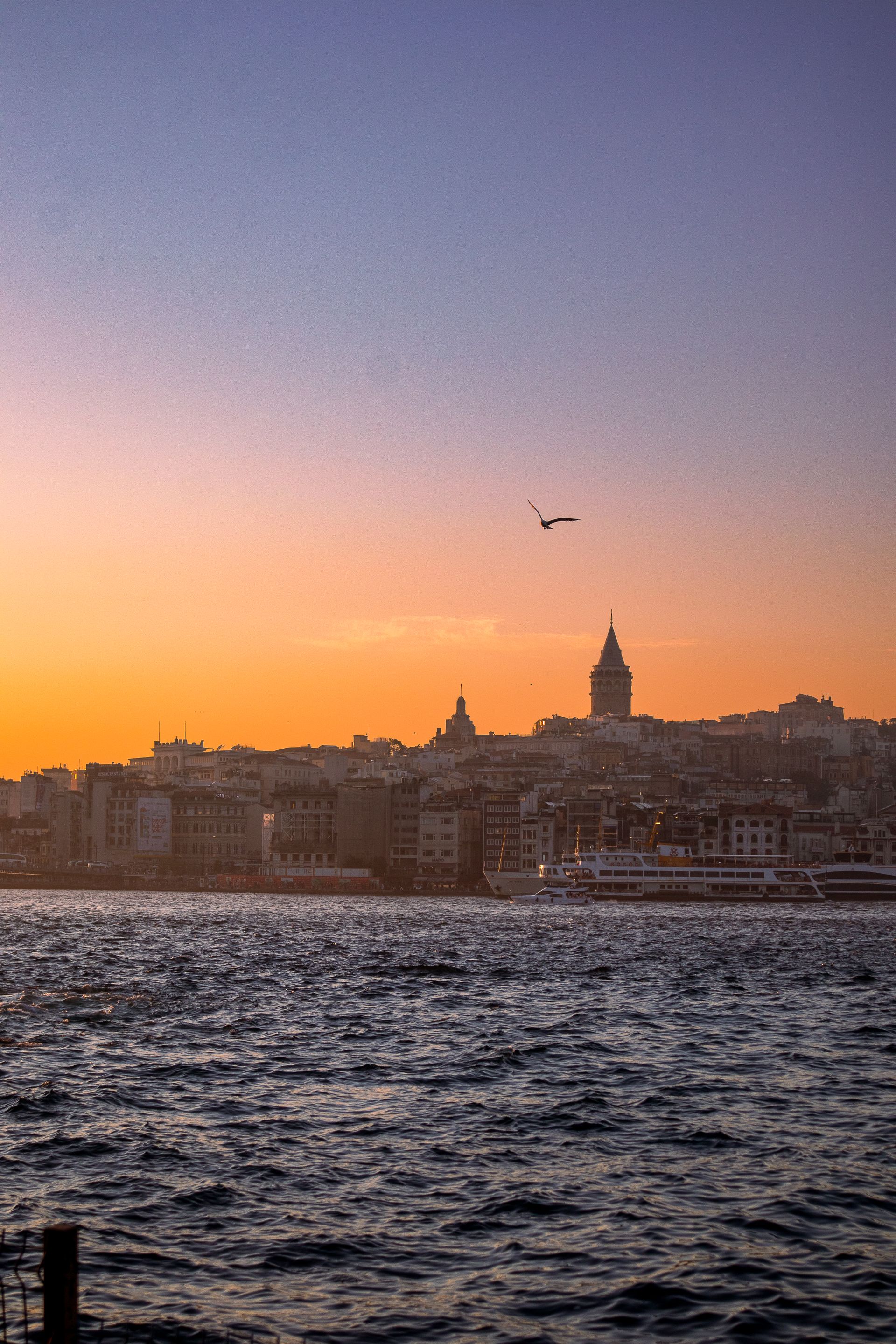 Gün batımında Galata Kulesi, İstanbul sahili ve bir vapur